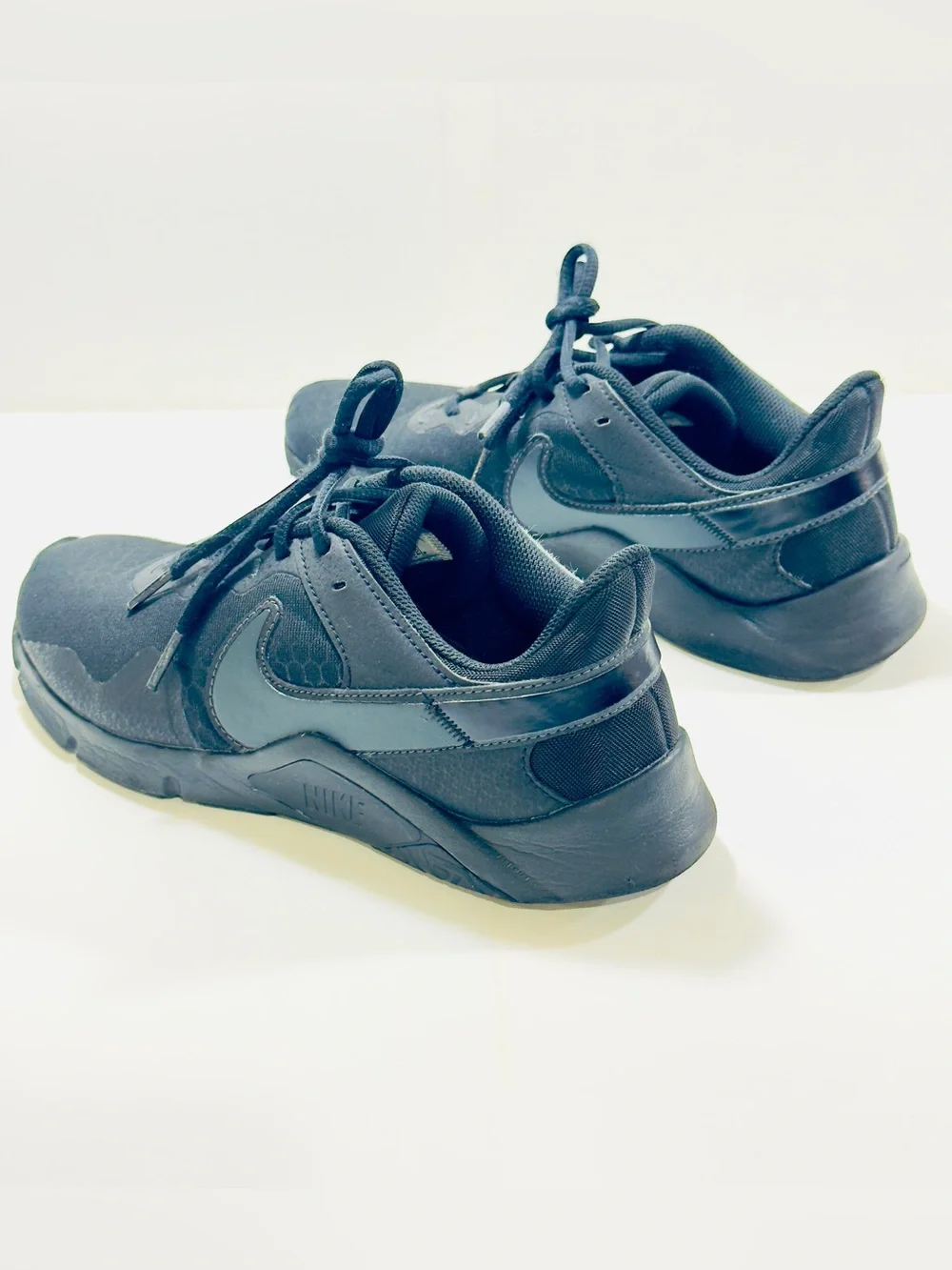 Nike Legend Essential 2 Black Men’s Sneakers Size 8 CQ9356-004